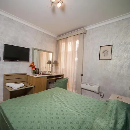 Hotel The Peace 3* Neapel